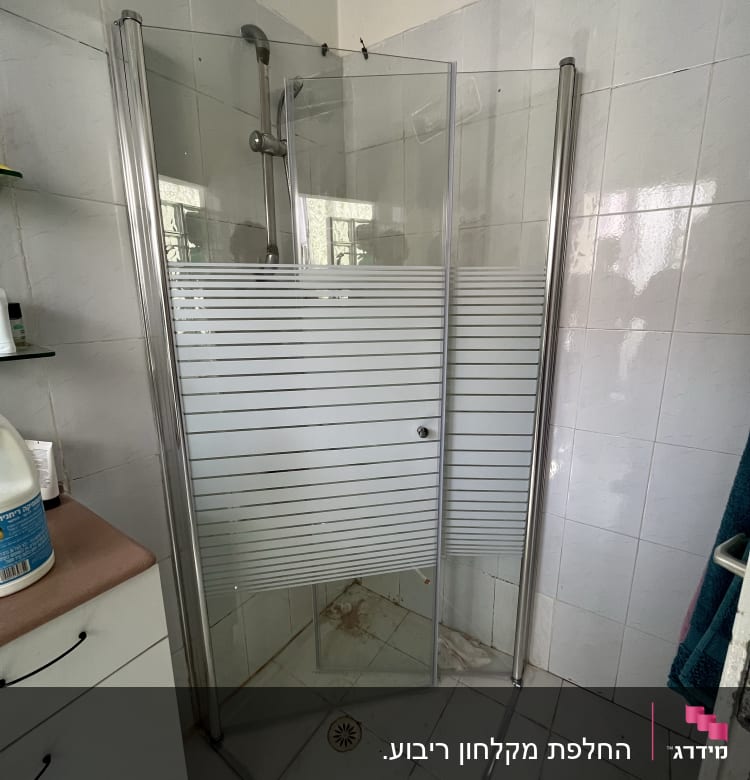 מקלחון זכוכית עם דלתות הזזה וראש מקלחת